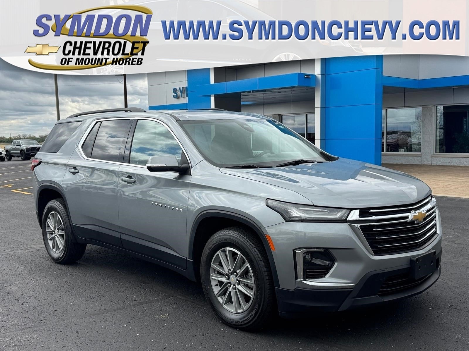 2023 Chevrolet Traverse LT Cloth in Sterling Gray Metallic — front three-quarter view